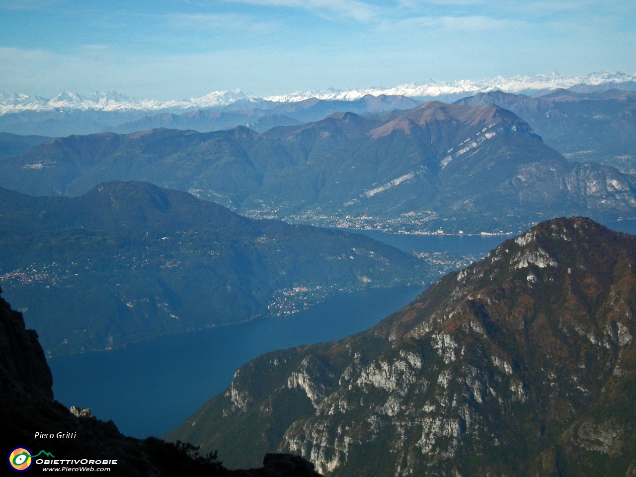 63  I due rami del Lago di Como. S'intravvede la punta di Bellagio....JPG